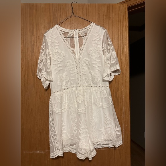 URBAN OUTFITTERS WHITE LACE ROMPER! - Picture 1 of 6